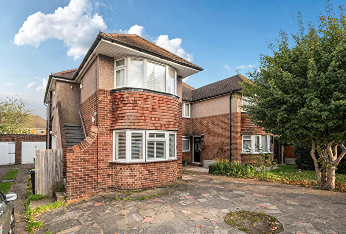 2 Bedroom Maisonette For Sale In Vale Road, Worcester Park, Surrey, KT4