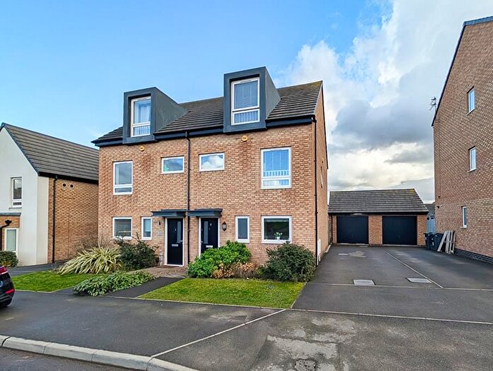 3 Bedroom Semi-Detached House For Sale In Waldrom Road, Gedling, NG4