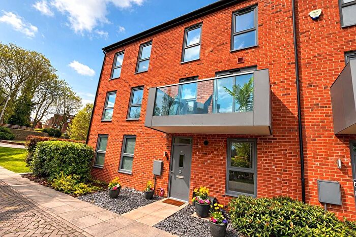 2 Bedroom Town House For Sale In Finchdale Close, Wakefield, WF1