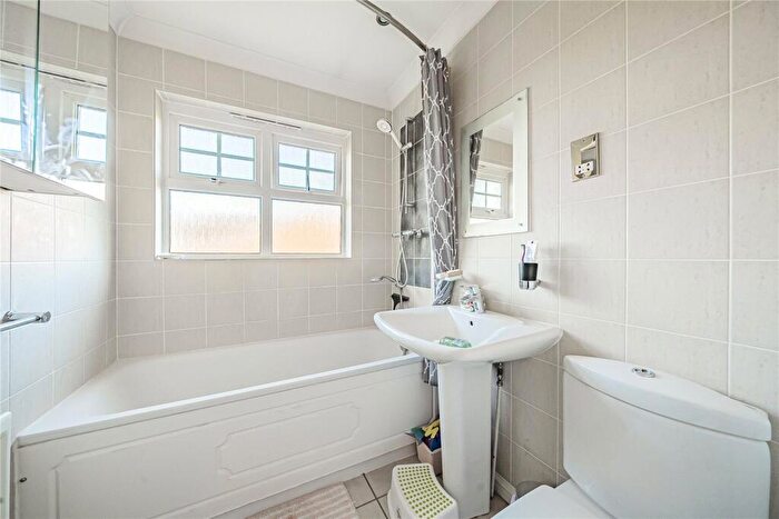 3 Bedroom End Of Terrace House For Sale In Colenso Drive, Mill Hill, London, NW7
