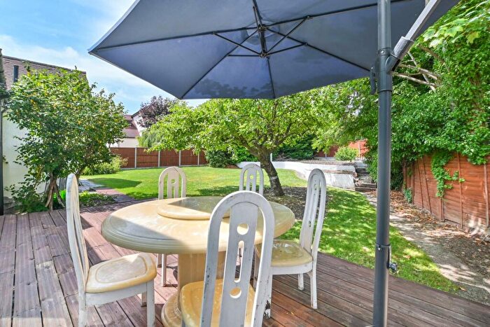 4 Bedroom Bungalow To Rent In Forty Close, Wembley Park, Wembley, HA9