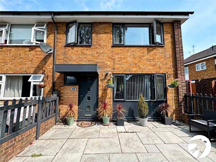 3 Bedroom End Of Terrace House For Sale In Fern Walk, Sittingbourne, Kent, ME10