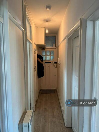 2 Bedroom Flat To Rent In Warwick Court, London, N11