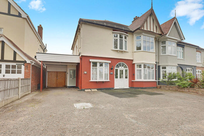 3 Bedroom Maisonette For Sale In Church Road, Southend-on-sea, SS3