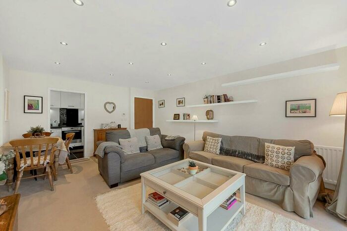 2 Bedroom Flat To Rent In Limerick Close, Balham, London, SW12