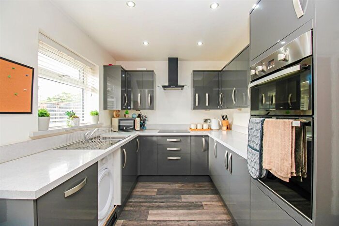 3 Bedroom Town House For Sale In Elizabeth Drive, Castleford, WF10