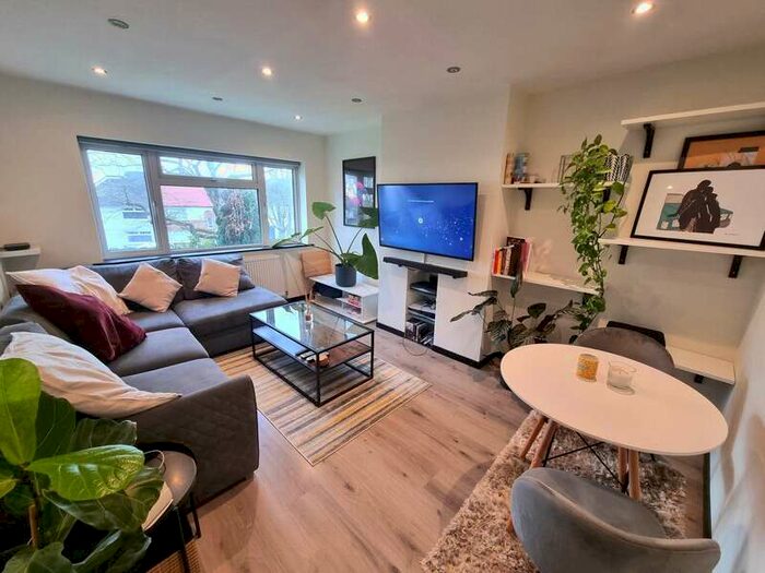 2 Bedroom Maisonette Flat To Rent In Milespit Hill, Mill Hill, NW7