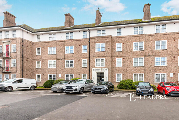 2 Bedroom Flat To Rent In Bishopric Court, Horsham, West Sussex, RH12