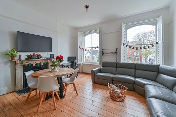 2 Bedroom Flat For Sale In Nightingale Lane, Nightingale Triangle, London, SW12