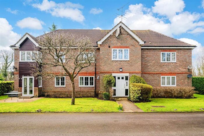 2 Bedroom Apartment For Sale In Corner Farm Close, Tadworth, KT20