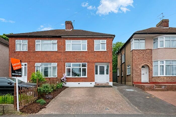 3 Bedroom Semi-Detached House For Sale In The Heights, Northolt, UB5
