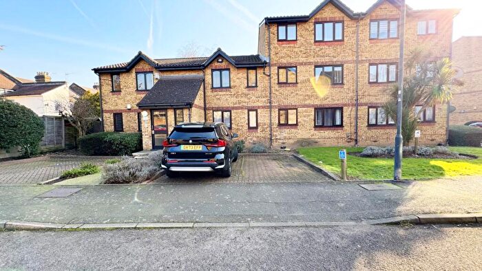 1 Bedroom Flat To Rent In Gartons Close, Ponders End, EN3