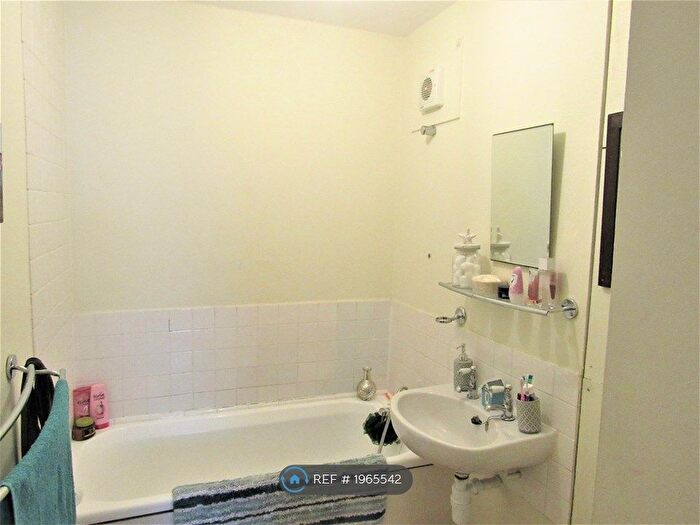 1 Bedroom Flat To Rent In North Tenth Street, Milton Keynes, MK9