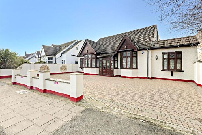 6 Bedroom Detached Bungalow For Sale In Goodmayes Lane, Goodmayes, IG3