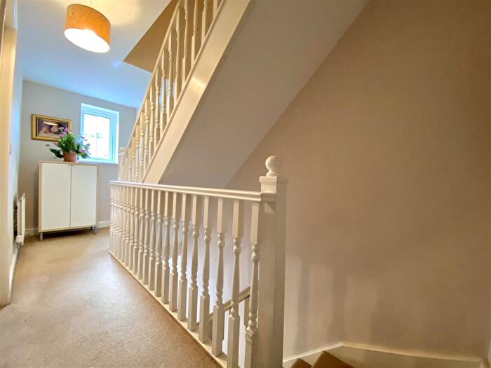 3 Bedroom Town House For Sale In Dale View, Longwood, Huddersfield, HD3