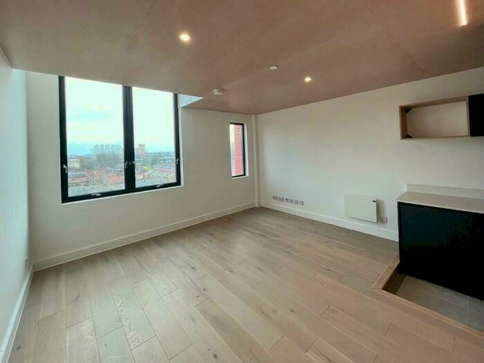 2 Bedroom Flat To Rent In Sky Gardens, Spinners Way, Manchester, Greater Manchester, M15