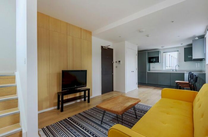 2 Bedroom Flat To Rent In Decimal Court, Whytecliffe Road South, Purley, CR8