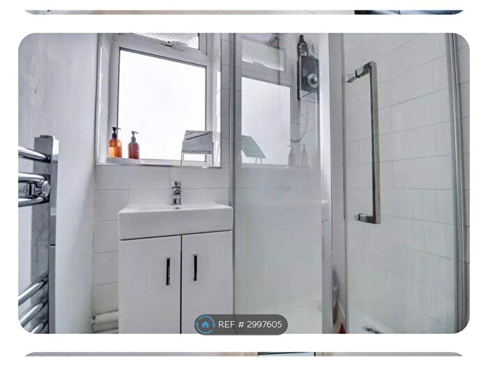 2 Bedroom Flat To Rent In Tinshill Mount, Leeds, LS16