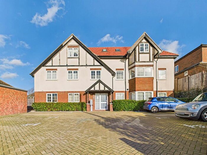 2 Bedroom Flat For Sale In Marlpit Lane, Coulsdon, CR5