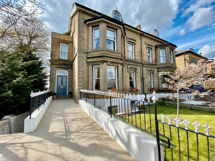 Houses for sale in Tilbury, Essex
