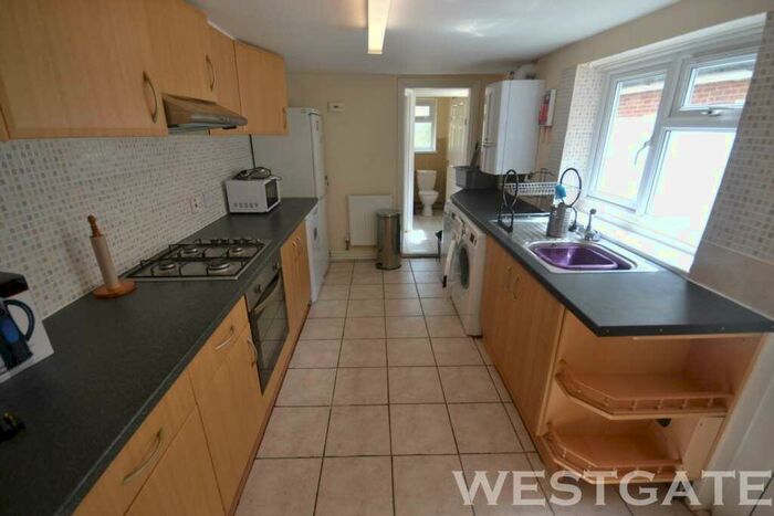 6 Bedroom Terraced House To Rent In De Beauvoir Road, Reading, RG1