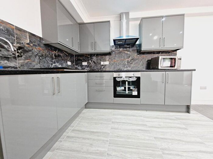 2 Bedroom Flat To Rent In High Road, N15