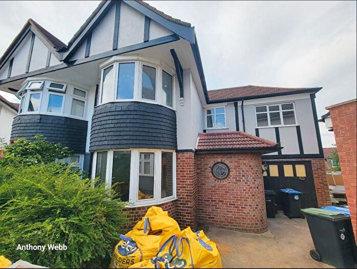 5 Bedroom Semi-Detached House To Rent In Petersfield Close, London, N18