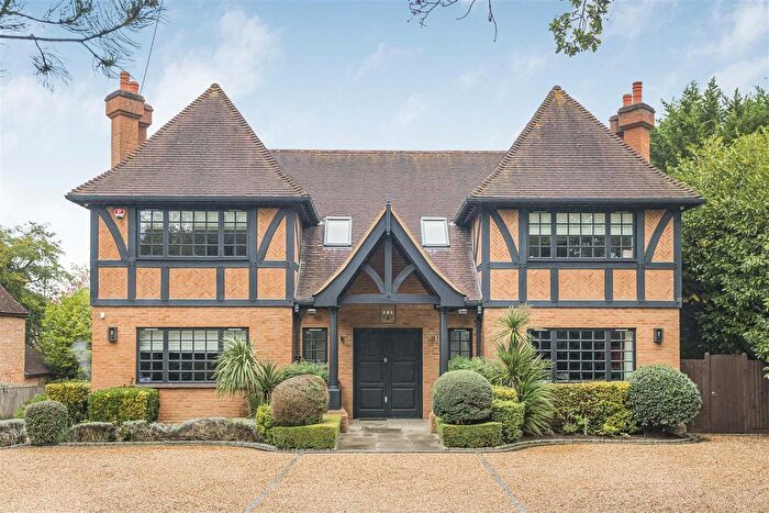 6 Bedroom Property For Sale In Barnet Road, Arkley, EN5