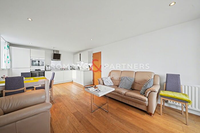 2 Bedroom Flat To Rent In Mallard Point, Bow, E3