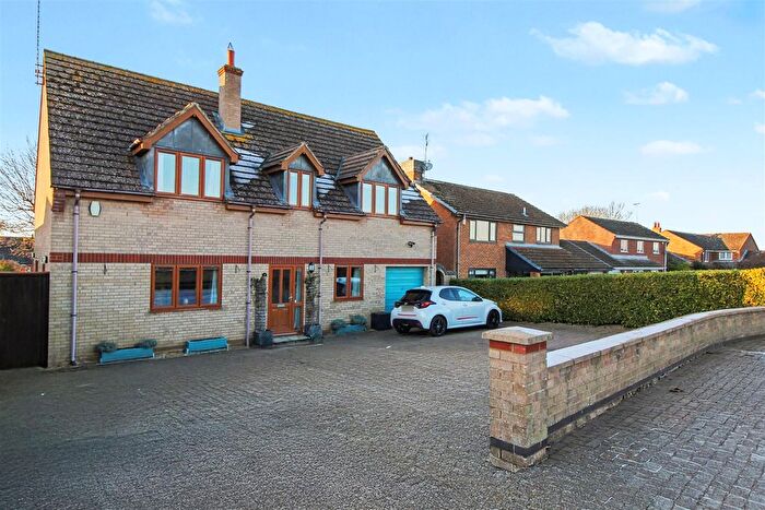 3 Bedroom Detached House For Sale In Brambleside, Thrapston, NN14