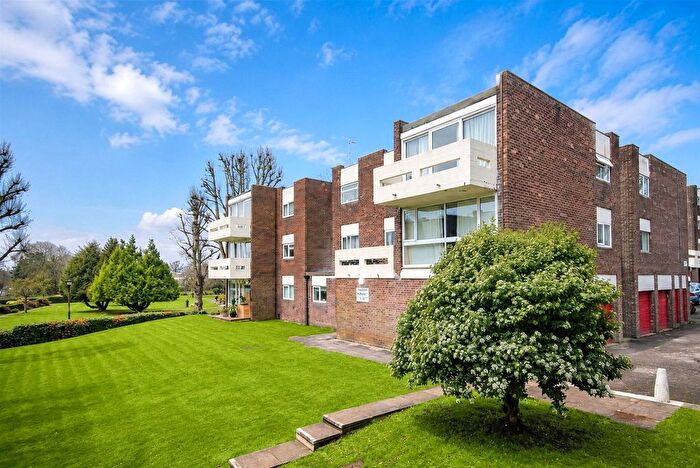 1 Bedroom Flat To Rent In Park Drive, Woking, Surrey, GU22