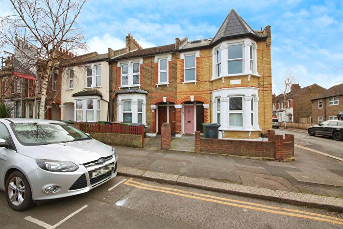 1 Bedroom Flat To Rent In Ringwood Road, Walthamstow, London, E17