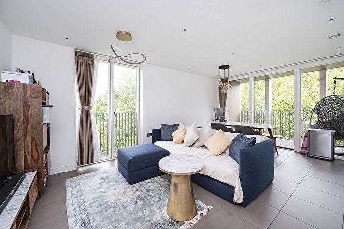 2 Bedroom Flat To Rent In Macpherson Apartments, Bethnal Green, London, E2