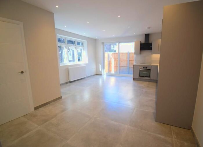 1 Bedroom Flat To Rent In Gloucester Gardens, Golders Green, London, NW11