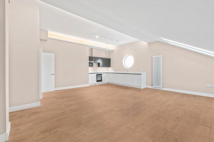 2 Bedroom Flat For Sale In Park Lane, Knebworth, SG3