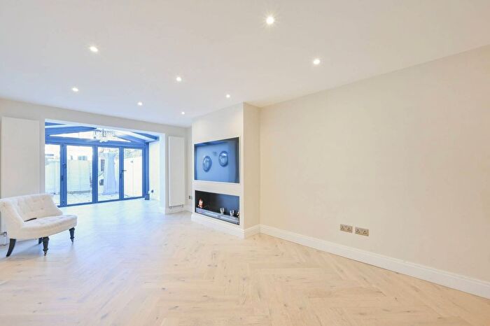 4 Bedroom Property For Sale In Pooles Lane, Chelsea, London, SW10