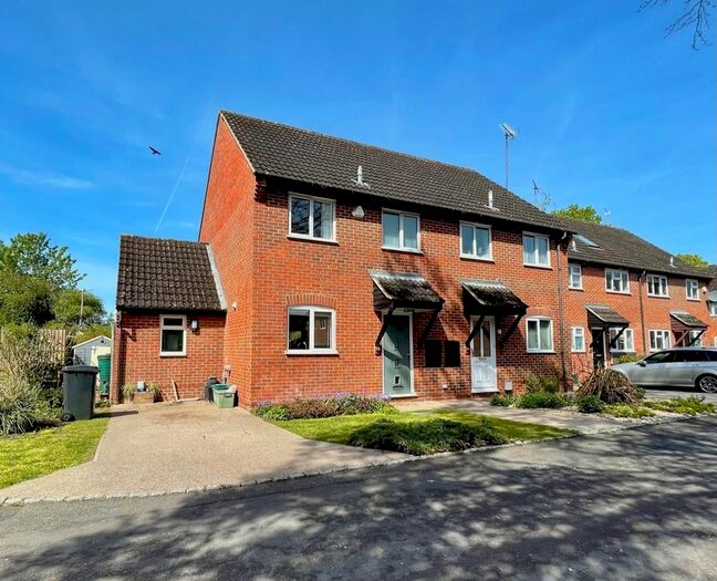 3 Bedroom Semi-Detached House To Rent In Lipscombe Close, Newbury, RG14