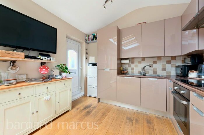 1 Bedroom Flat To Rent In Brewster Place, Kingston Upon Thames, KT1