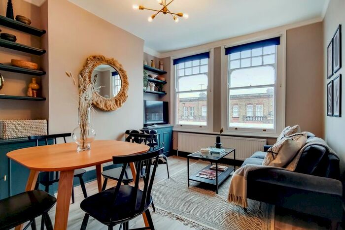 2 Bedroom Flat To Rent In Queenstown Road, London, SW8