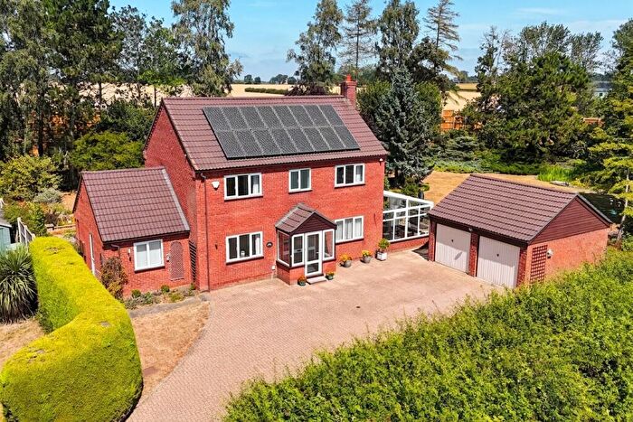 4 Bedroom Detached House For Sale In Yarmouth Road, Blofield, Norwich, NR13