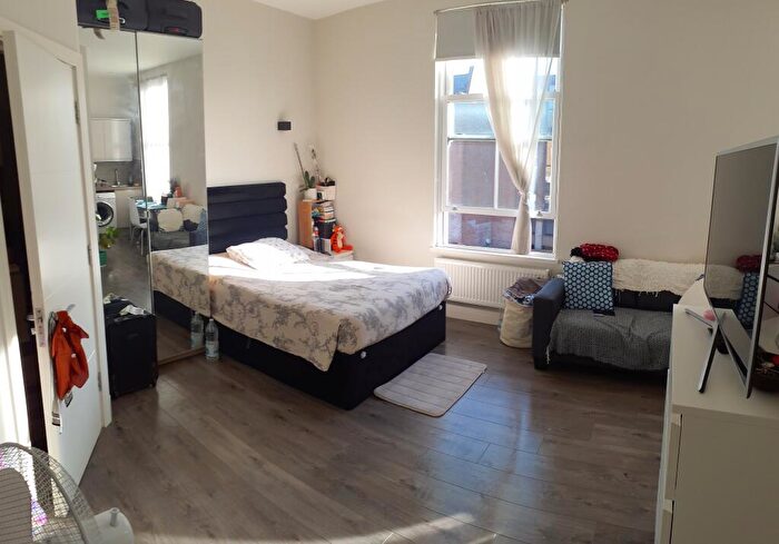 Studio To Rent In Cricklewood Lane, London, NW2