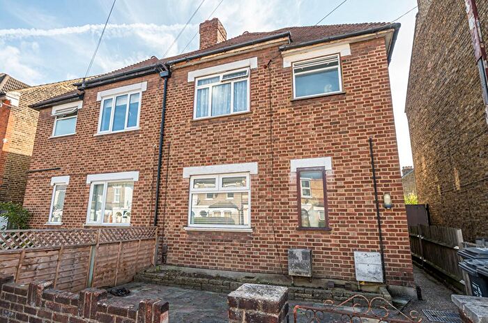 2 Bedroom Flat For Sale In Stanger Road, London, SE25