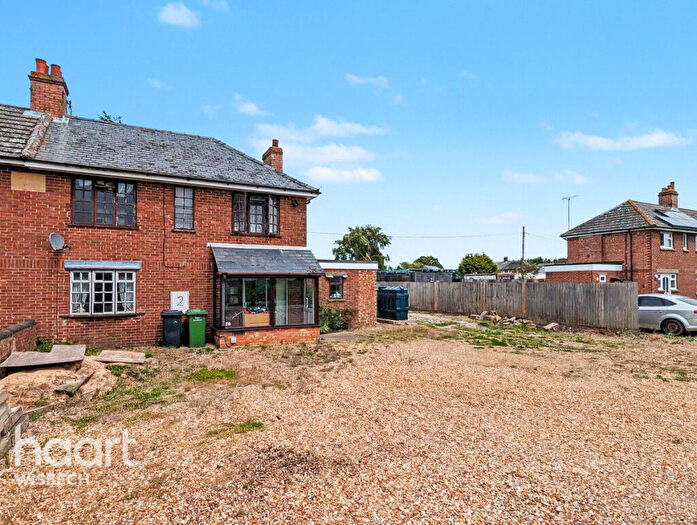 4 Bedroom Semi-Detached House For Sale In Glenfield Close, Outwell, PE14