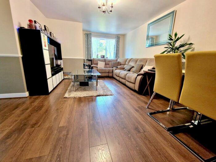 2 Bedroom Flat To Rent In Cherry Blossom Close, Palmers Green, N13