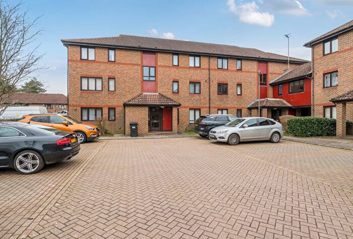 2 Bedroom Flat For Sale In Oakside Court, Horley, Surrey, RH6