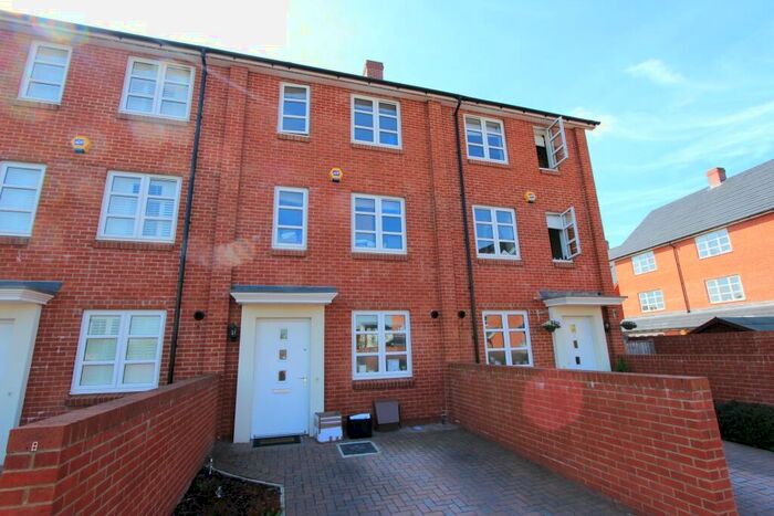 4 Bedroom House To Rent In Brickfield Road, Mitcham, Surrey, CR4