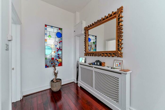 2 Bedroom Flat For Sale In Farquhar Road, Crystal Palace, London, SE19
