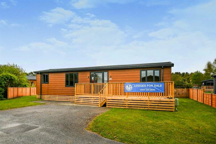 2 Bedroom Mobile/park Home For Sale In Hull Road, Wilberfoss, York, YO41