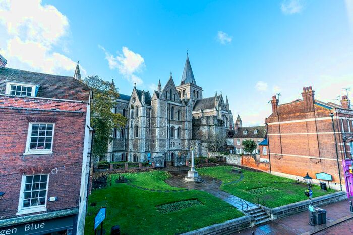 2 Bedroom Flat To Rent In - High Street, Rochester, Kent, ME1