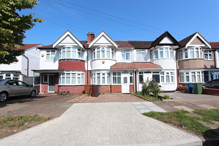 3 Bedroom Barn Conversion To Rent In Rayners Lane, Harrow, HA2